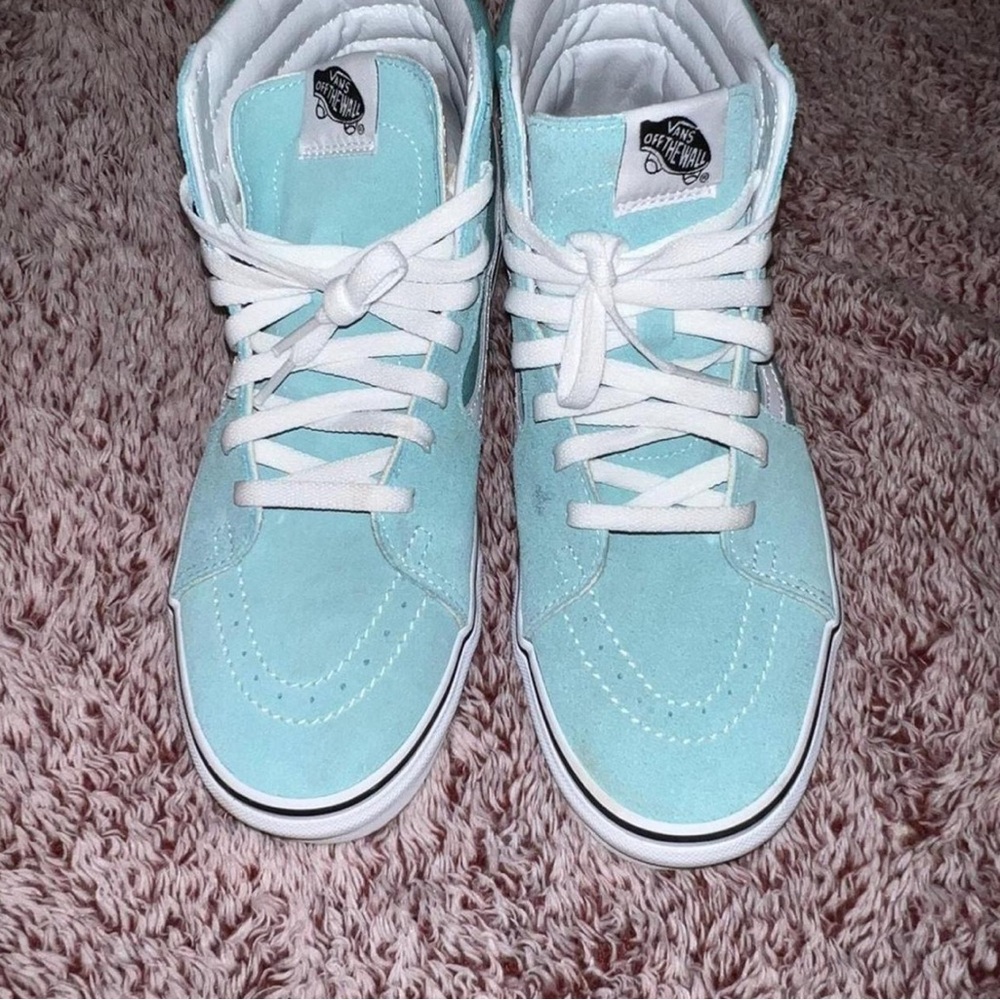 LIKE NEW Vans Sk8-Hi Aqua Haze-True white
Women’s size 10
Men’s size 8.5